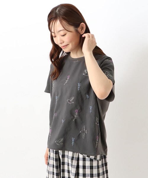 one'sterrace(ワンズテラス)の「刺繍フレンチスリーブプルオーバー フローラバード(Tシャツ/カットソー・レディース・グレー系その他7/アイボリー系8/ブルー系その他7・00)」の2枚目の写真