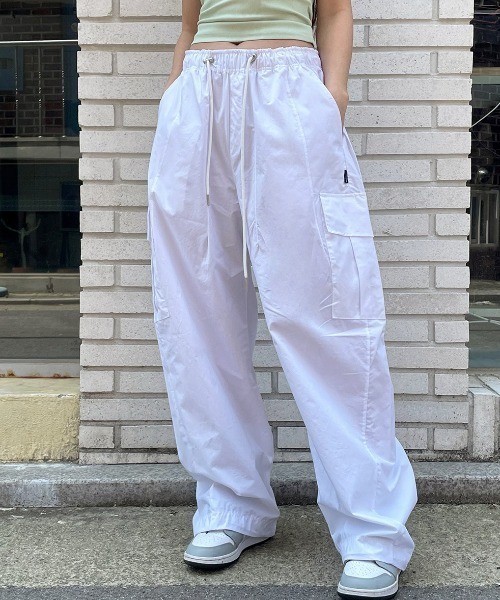 muahmuah（ムーアムーア）の「A'GEM/9 × .kom『muah muah/ムーアムーア』ワイドカーゴストリングパンツ（カーゴパンツ・レディース・カーキ/ブラック/ホワイト・FREE）」の2枚目の写真