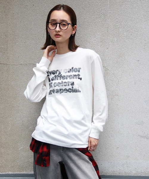 UNIT CHEST（ユニットチェスト）の「【UNIT CHEST】unique unisex long sleeve T-shirt/ユニークユニセックス  コラボロンT  Colorful Weaving by ayumin/FiberArt（Tシャツ/カットソー・レディース・ホワイト系その他/ホワイト/杢グレー・L/M/S）」の1枚目の写真