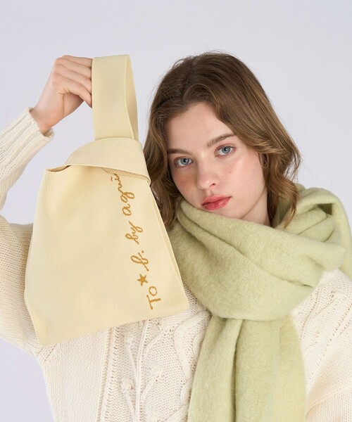 To b. by agnes b.（トゥービーバイアニエスベー）の「ニット ロゴ トートバッグ（トートバッグ・レディース・イエロー・FREE）」の5枚目の写真