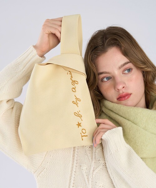To b. by agnes b.（トゥービーバイアニエスベー）の「ニット ロゴ トートバッグ（トートバッグ・レディース・イエロー・FREE）」の4枚目の写真