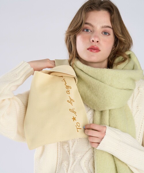 To b. by agnes b.（トゥービーバイアニエスベー）の「ニット ロゴ トートバッグ（トートバッグ・レディース・イエロー・FREE）」の3枚目の写真