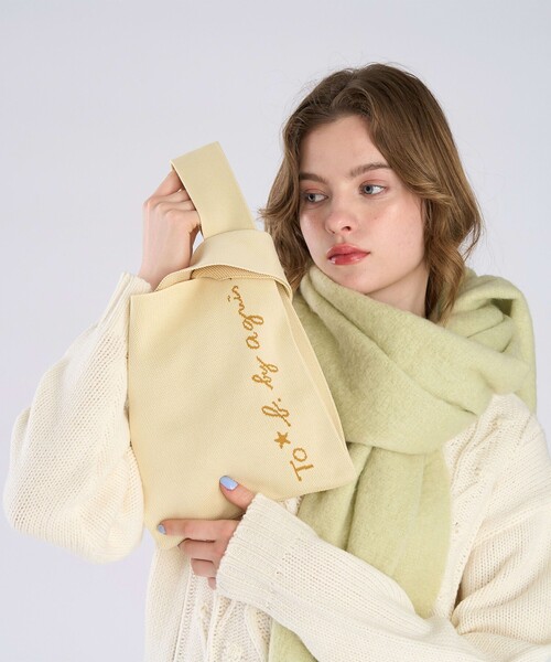 To b. by agnes b.（トゥービーバイアニエスベー）の「ニット ロゴ トートバッグ（トートバッグ・レディース・イエロー・FREE）」の2枚目の写真