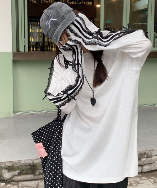 Mayree(メイリー)の「【Mayree】リボン レース サイドライン カットソー(Tシャツ/カットソー・レディース・ネイビー/ホワイト/ブラック・MEDIUM/LARGE/X-LARGE/SMALL)」の2枚目の写真