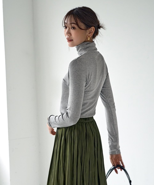 STYLE DELI(スタイルデリ)の「とろみ薄リブタートルネックトップス(Tシャツ/カットソー・レディース・ホワイト/オレンジ/ブラック/グレー/チャコールグレー/ブルー・FREE)」の13枚目の写真