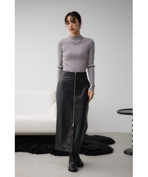 AZUL by moussy（アズールバイマウジー）の「フェイクレザーZIPタイトスカート（スカート・レディース・ブラック/ライトベージュ・SMALL/MEDIUM）」の4枚目の写真