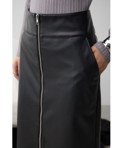 AZUL by moussy（アズールバイマウジー）の「フェイクレザーZIPタイトスカート（スカート・レディース・ブラック/ライトベージュ・SMALL/MEDIUM）」の11枚目の写真
