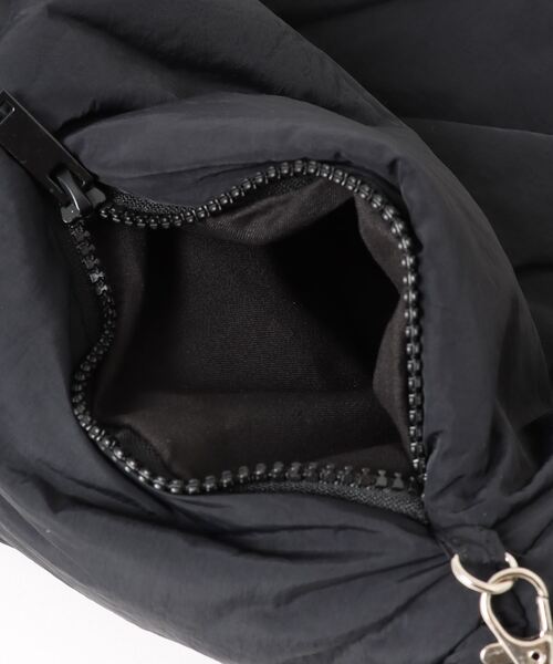 nemne store(ネンネストア)の「《Delfy》ミニポーチ付きショルダーバック(ボディバッグ/ウエストポーチ・レディース・アイボリー/ブラック・フリー)」の17枚目の写真