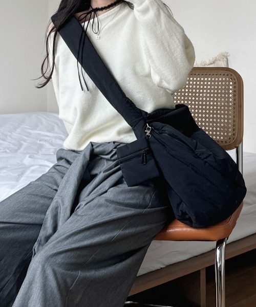 nemne store(ネンネストア)の「《Delfy》ミニポーチ付きショルダーバック(ボディバッグ/ウエストポーチ・レディース・アイボリー/ブラック・フリー)」の2枚目の写真