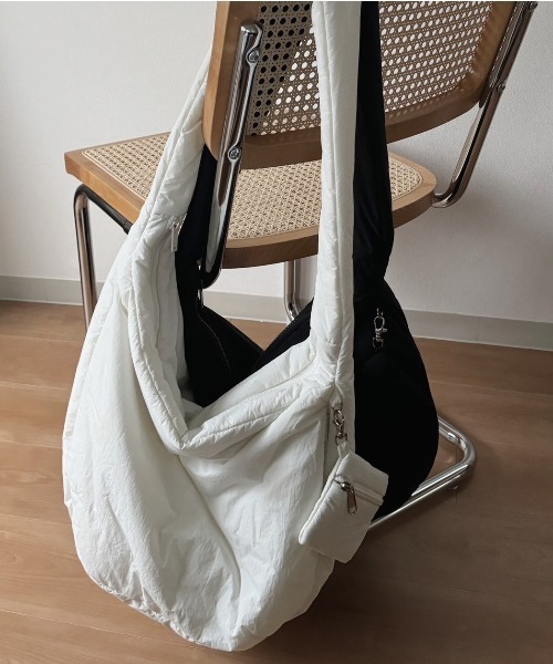 nemne store(ネンネストア)の「《Delfy》ミニポーチ付きショルダーバック(ボディバッグ/ウエストポーチ・レディース・アイボリー/ブラック・フリー)」の10枚目の写真