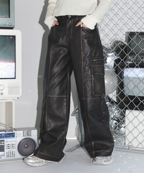 MSGirl(エムエスジーガール)の「ヴィンテージライク合皮アシンメトリーバギーカーゴパンツ(カーゴパンツ・レディース・ブラック系1/ブラック系2・S/M)」の6枚目の写真