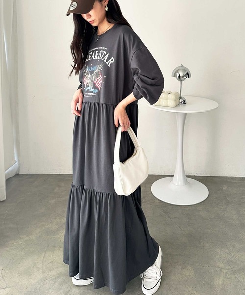 FIRST MOOD（ファーストムード）の「《FIRSTMOODコラボ》ピグメント風グラフィックティアードワンピ―ス（ワンピース・レディース・チャコールグレー/チャコール/グレー系その他・LARGE/MEDIUM）」の3枚目の写真