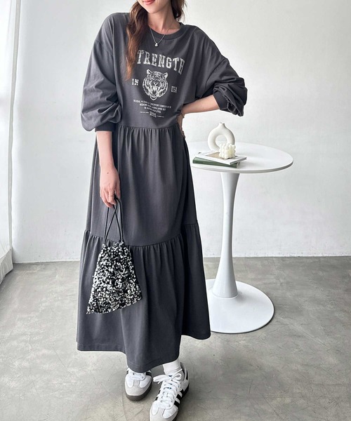 FIRST MOOD（ファーストムード）の「《FIRSTMOODコラボ》ピグメント風グラフィックティアードワンピ―ス（ワンピース・レディース・チャコールグレー/チャコール/グレー系その他・LARGE/MEDIUM）」の4枚目の写真