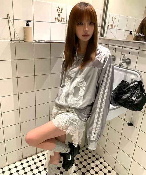 shopnikoniko(ショップニコニコ)の「グロッシーシルバー オーバーサイズ レースナンバー ワンショルゲームロンT 袖ライン(Tシャツ/カットソー・レディース・シルバー・フリー)」の8枚目の写真