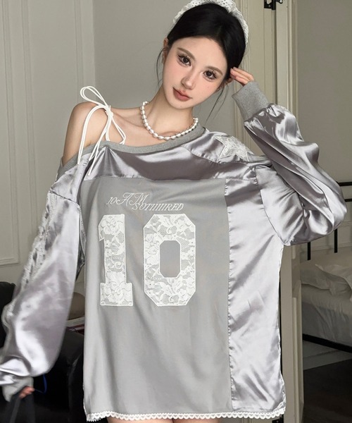 shopnikoniko(ショップニコニコ)の「グロッシーシルバー オーバーサイズ レースナンバー ワンショルゲームロンT 袖ライン(Tシャツ/カットソー・レディース・シルバー・フリー)」の2枚目の写真