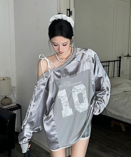 shopnikoniko(ショップニコニコ)の「グロッシーシルバー オーバーサイズ レースナンバー ワンショルゲームロンT 袖ライン(Tシャツ/カットソー・レディース・シルバー・フリー)」の3枚目の写真