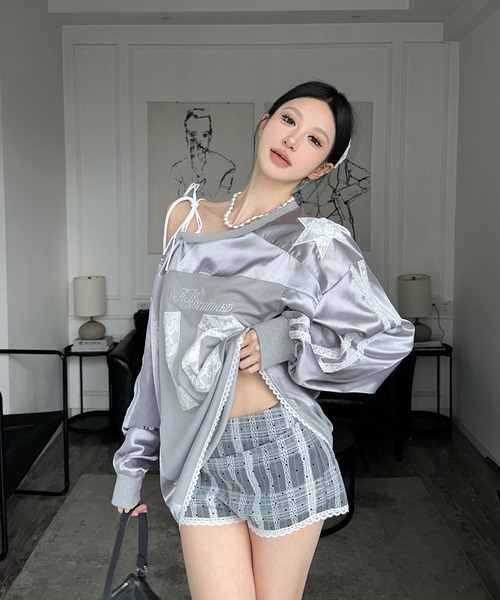 shopnikoniko(ショップニコニコ)の「グロッシーシルバー オーバーサイズ レースナンバー ワンショルゲームロンT 袖ライン(Tシャツ/カットソー・レディース・シルバー・フリー)」の4枚目の写真