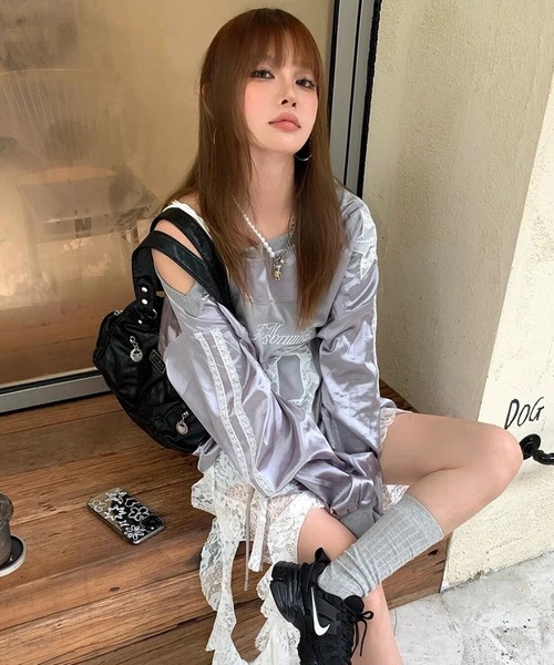shopnikoniko(ショップニコニコ)の「グロッシーシルバー オーバーサイズ レースナンバー ワンショルゲームロンT 袖ライン(Tシャツ/カットソー・レディース・シルバー・フリー)」の9枚目の写真