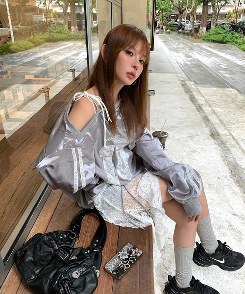 shopnikoniko(ショップニコニコ)の「グロッシーシルバー オーバーサイズ レースナンバー ワンショルゲームロンT 袖ライン(Tシャツ/カットソー・レディース・シルバー・フリー)」の10枚目の写真
