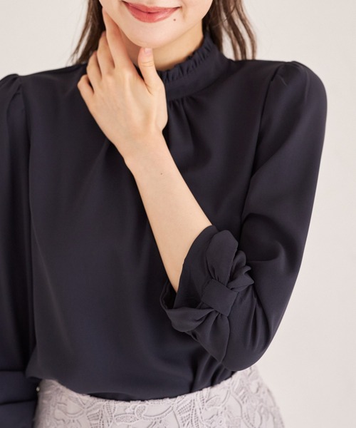 tocco closet（トッコ　クローゼット）の「袖口りぼん付きプチフリルネックブラウス（シャツ/ブラウス・レディース・ネイビー/グレー/オフホワイト/ピンクベージュ・M）」の4枚目の写真