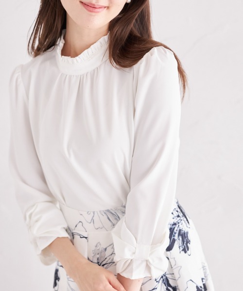 tocco closet（トッコ　クローゼット）の「袖口りぼん付きプチフリルネックブラウス（シャツ/ブラウス・レディース・ネイビー/グレー/オフホワイト/ピンクベージュ・M）」の2枚目の写真