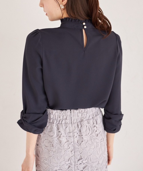 tocco closet（トッコ　クローゼット）の「袖口りぼん付きプチフリルネックブラウス（シャツ/ブラウス・レディース・ネイビー/グレー/オフホワイト/ピンクベージュ・M）」の19枚目の写真