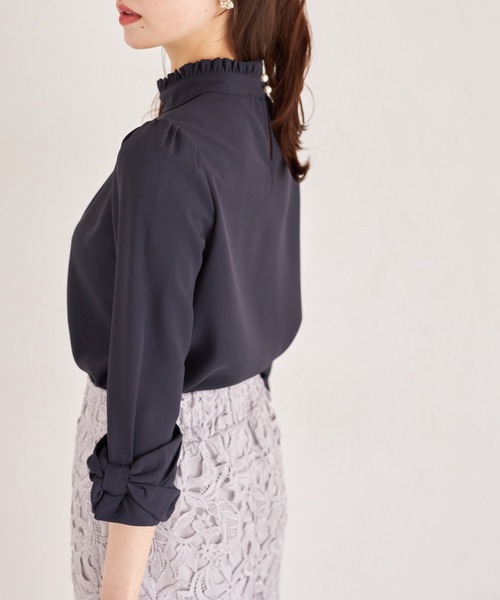 tocco closet（トッコ　クローゼット）の「袖口りぼん付きプチフリルネックブラウス（シャツ/ブラウス・レディース・ネイビー/グレー/オフホワイト/ピンクベージュ・M）」の18枚目の写真
