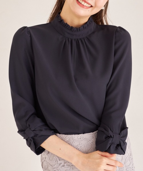 tocco closet（トッコ　クローゼット）の「袖口りぼん付きプチフリルネックブラウス（シャツ/ブラウス・レディース・ネイビー/グレー/オフホワイト/ピンクベージュ・M）」の17枚目の写真