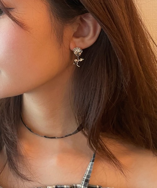 FOREVER 21(フォーエバー トゥエンティーワン)の「ローズデザインピアス(ピアス(両耳用)・レディース・ゴールド/シルバー・FREE)」の1枚目の写真