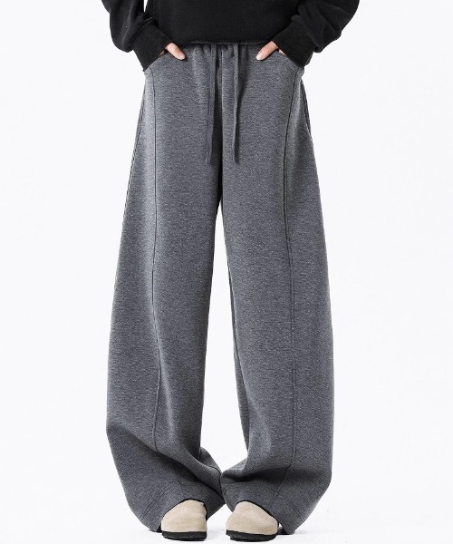 lilful(リルフル)の「カーブデザイン バレルレッグ ワイドスウェットパンツ(スウェットパンツ・レディース・ブラック/グレー・M/L)」の4枚目の写真