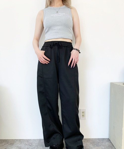 lilful(リルフル)の「カーブデザイン バレルレッグ ワイドスウェットパンツ(スウェットパンツ・レディース・ブラック/グレー・M/L)」の6枚目の写真
