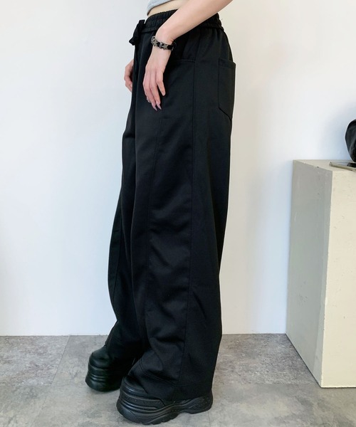 lilful(リルフル)の「カーブデザイン バレルレッグ ワイドスウェットパンツ(スウェットパンツ・レディース・ブラック/グレー・M/L)」の7枚目の写真