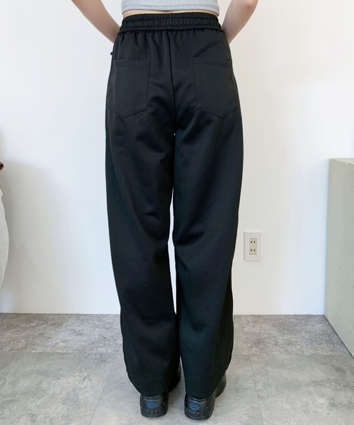 lilful(リルフル)の「カーブデザイン バレルレッグ ワイドスウェットパンツ(スウェットパンツ・レディース・ブラック/グレー・M/L)」の8枚目の写真