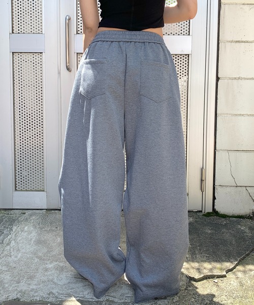 lilful(リルフル)の「カーブデザイン バレルレッグ ワイドスウェットパンツ(スウェットパンツ・レディース・ブラック/グレー・M/L)」の13枚目の写真