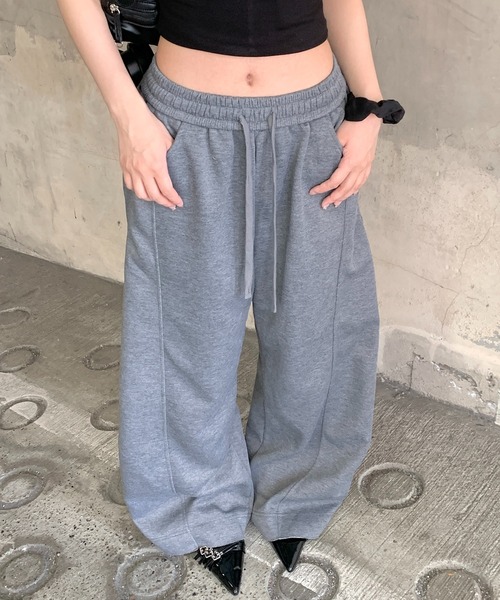 lilful(リルフル)の「カーブデザイン バレルレッグ ワイドスウェットパンツ(スウェットパンツ・レディース・ブラック/グレー・M/L)」の15枚目の写真