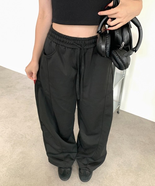 lilful(リルフル)の「カーブデザイン バレルレッグ ワイドスウェットパンツ(スウェットパンツ・レディース・ブラック/グレー・M/L)」の22枚目の写真