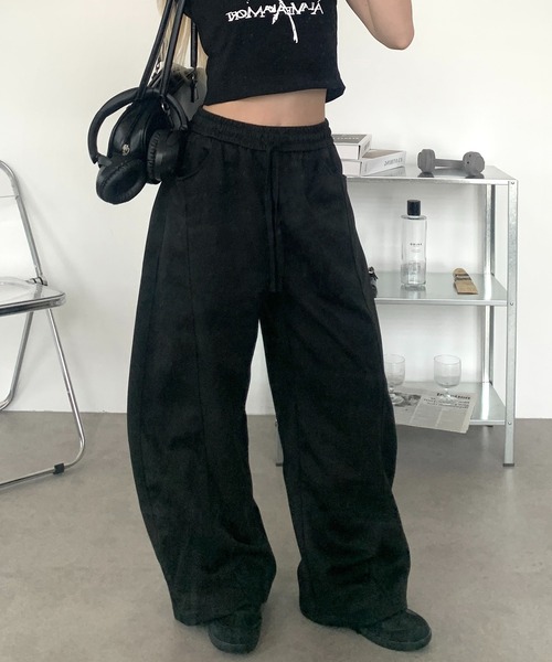 lilful(リルフル)の「カーブデザイン バレルレッグ ワイドスウェットパンツ(スウェットパンツ・レディース・ブラック/グレー・M/L)」の18枚目の写真