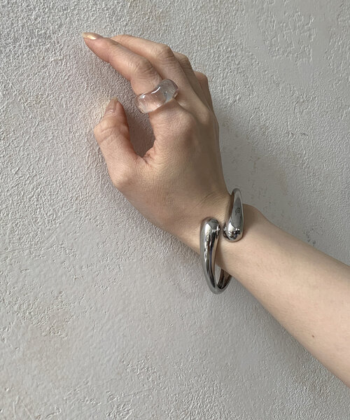 Thevon（ゼボン）の「【heilly/ヘイリー】ニュアンスバングル【開閉式】（ブレスレット・レディース・ゴールド/シルバー・FREE）」の3枚目の写真