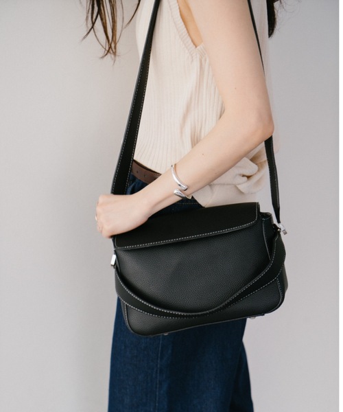 DRWCYS（ドロシーズ）の「２WAYボックスバッグ（ショルダーバッグ・レディース・キャメル/ブラック・FREE）」の4枚目の写真