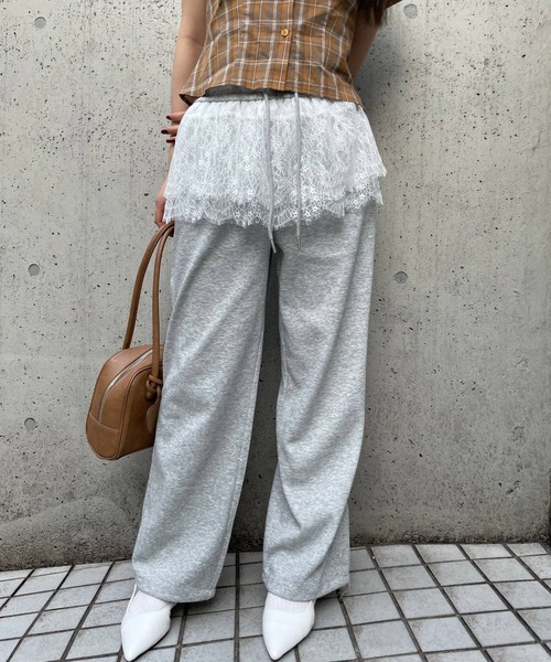 FOREVER 21（フォーエバー トゥエンティーワン）の「【2025SS】フリルレース付きスウェットパンツ（スウェットパンツ・レディース・ブラック/グレー・SMALL/MEDIUM）」の4枚目の写真