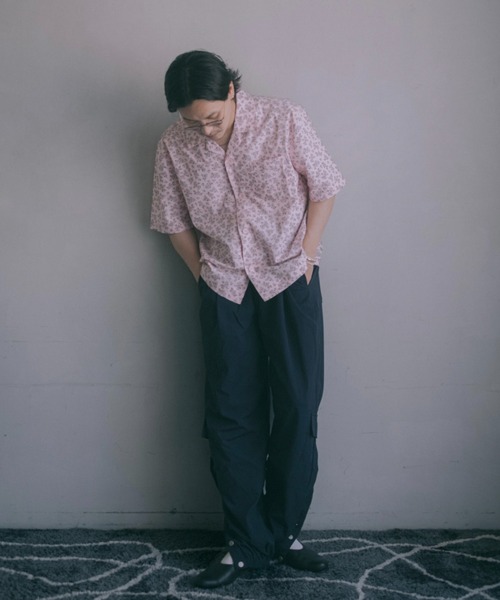 INTER FACTORY（インターファクトリー）の「2/9号室（かおこ&ひろと） - Open collar shirt（small floral pattern） / オープンカラーシャツ （柄：小花）　made in INTER FACTORY（シャツ/ブラウス・メンズ・グリーン/ピンク・MEDIUM/LARGE）」の19枚目の写真