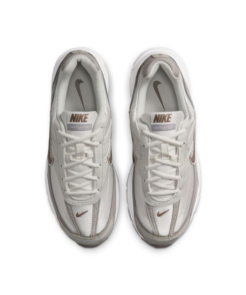 NIKE（ナイキ）の「ナイキ NIKE ナイキ イニシエーター（スニーカー・レディース・サンドグレー・23.5cm/24.5cm/25.5cm/23.0cm/24.0cm/25.0cm/26.0cm）」の4枚目の写真