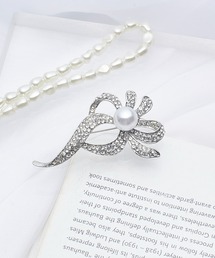 ALLURELLE（アリュレル）の「【ALLURELLE】選べるバリエーション リボン フラワー パール モチーフブローチ 結婚式 二次会 パーティー フォーマル オケージョン セレモニー KNF-TP（ブローチ/コサージュ）」