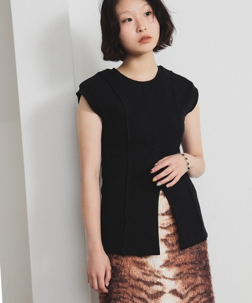 Ray BEAMS（レイビームス）の「リブ フロント スリット ノースリーブ カットソー（Tシャツ/カットソー・レディース・ブラック/ホワイト/レッド・ONE SIZE）」の5枚目の写真