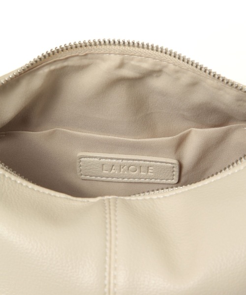 LAKOLE（ラコレ）の「フェイクレザーソフトスクエアショルダーバッグ / 496897（ショルダーバッグ・レディース・ベージュ/オフホワイト/ブラック・FREE）」の13枚目の写真