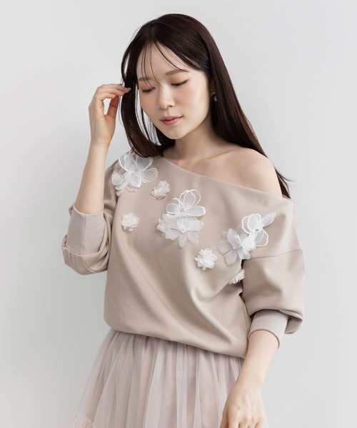 RANDA（ランダ）の「フラワーオフショルスウェット（Tシャツ/カットソー・レディース・ベージュ/ホワイト/グレー・FREE/FT）」の2枚目の写真