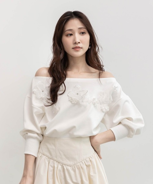 RANDA（ランダ）の「フラワーオフショルスウェット（Tシャツ/カットソー・レディース・ベージュ/ホワイト/グレー・FREE/FT）」の3枚目の写真