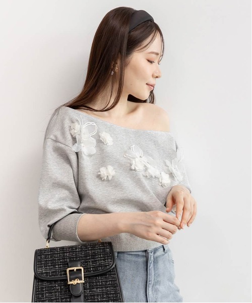 RANDA（ランダ）の「フラワーオフショルスウェット（Tシャツ/カットソー・レディース・ベージュ/ホワイト/グレー・FREE/FT）」の4枚目の写真