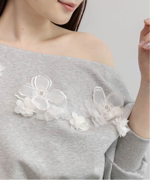 RANDA（ランダ）の「フラワーオフショルスウェット（Tシャツ/カットソー・レディース・ベージュ/ホワイト/グレー・FREE/FT）」の5枚目の写真