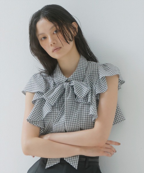 AND COUTURE(アンドクチュール)の「ギンガムサッカーフリルブラウス(シャツ/ブラウス・レディース・ブルー系その他/ブラック系その他/グリーン系その他・FREE)」の1枚目の写真
